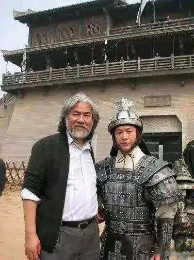 放过张颂文吧！真要喜欢他，就别替他“抱打不平”了。当年在张纪中剧组里拍戏，沙漠捡