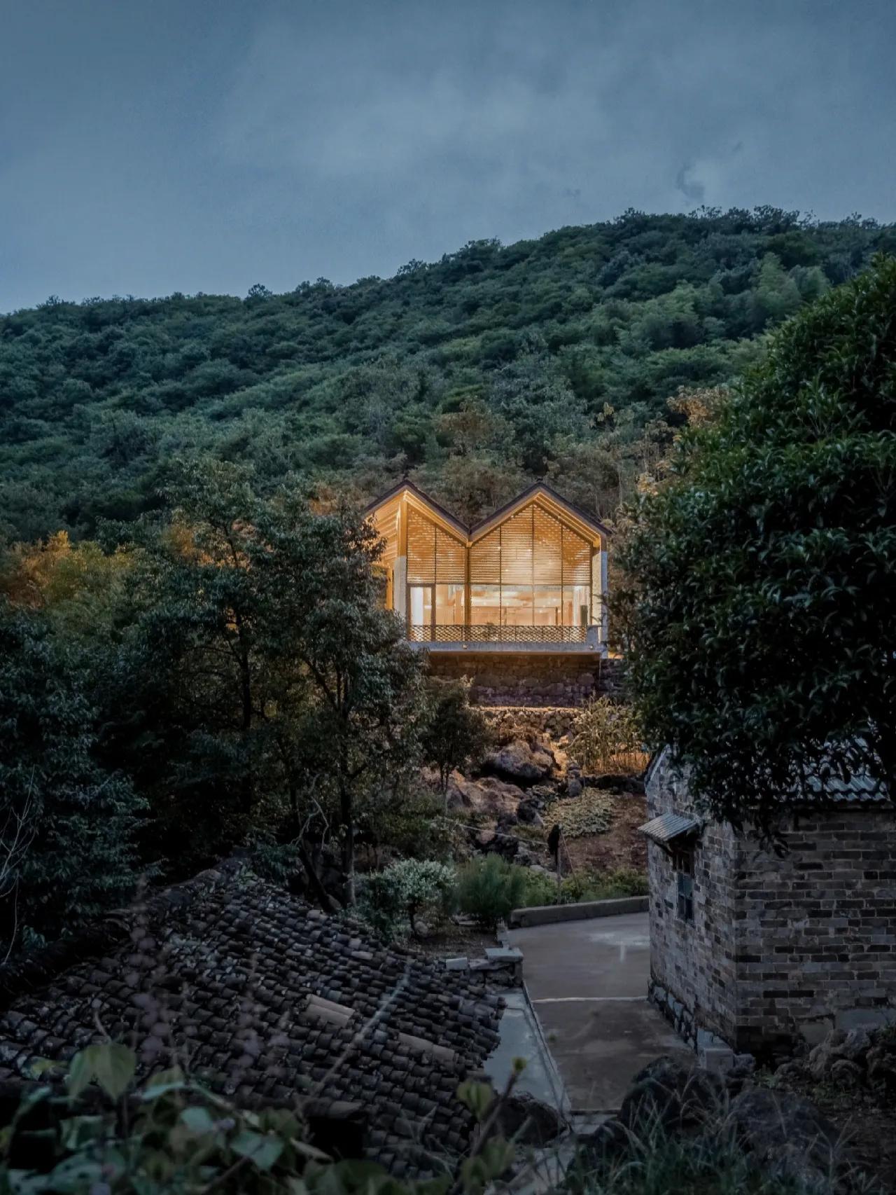 🔵吴彦祖参与设计的一个老建筑改成民宿🏠传统性与当代性在现今中国的建筑实践中永