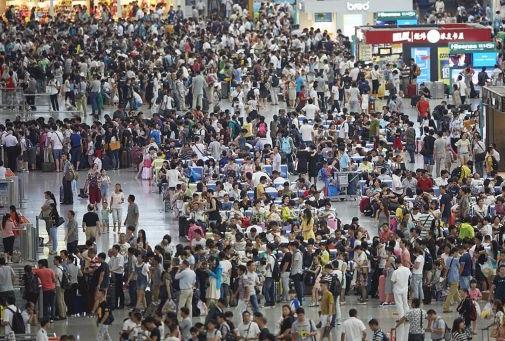 2022年上海户籍人口总和生育率仅为 0.7 ，已接近首尔水平。
这个总和生育率
