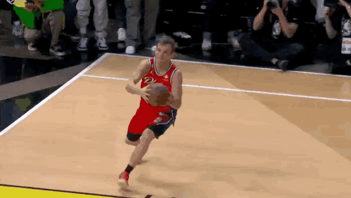 感觉还不错！[嘻嘻][嘻嘻]这哥们竟然都不算正式的NBA球员[傻眼][傻眼]不过