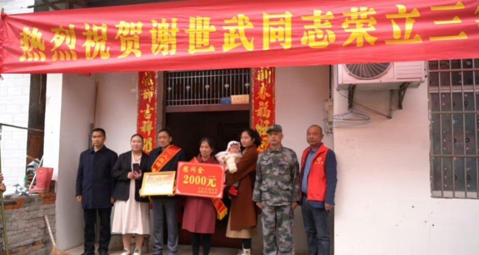 【大排面！为仙桃立功军人送喜报啦！】“一人立功，全家光荣。”荣立二等功的现役军人