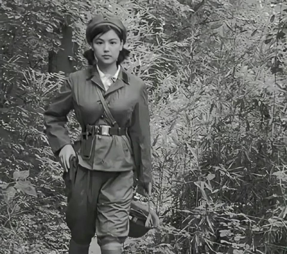 #历史那些事[超话]#上世纪80年代，一位美丽的解放军女兵走在林间小道上。这个女