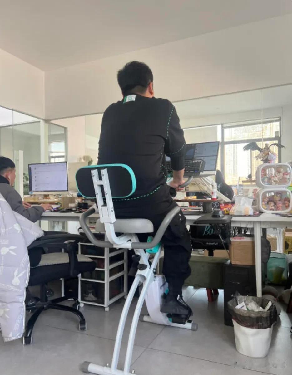 我的同事做了我想做又没做的事——带薪减肥[偷笑]
春天来了，同事某鱼收了个单车，