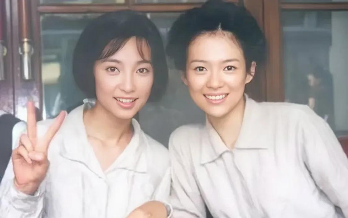 年轻时的李冰冰和章子怡，眼睛里有光，眼神纯洁干净，透着美好，就是两个不谙世事的小