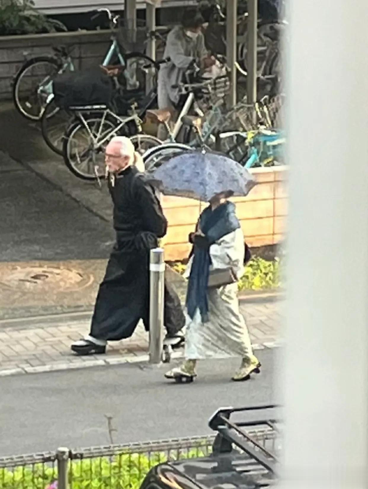 仿佛杀手夫妇出门执行任务[偷笑]
没想到揍敌客家的日本分部就在我们小区！
这个老
