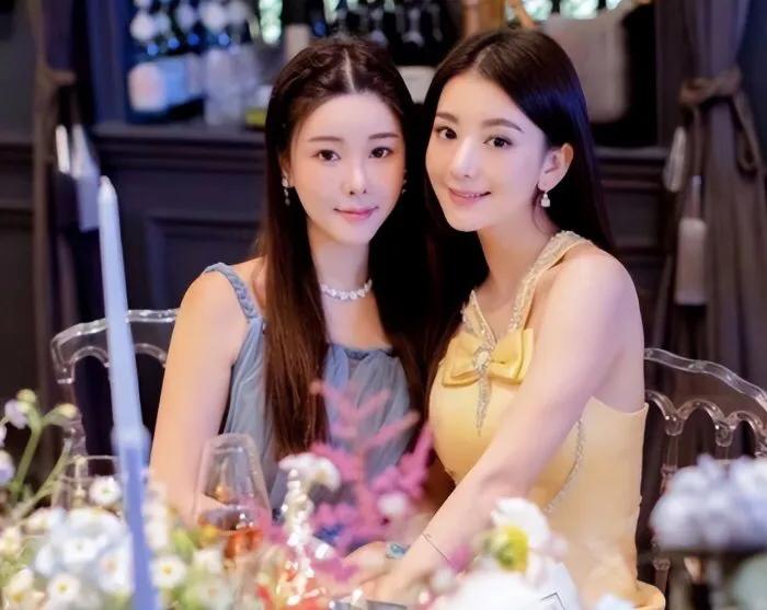 方媛活出了所有女人都羡慕的样子！
接近60岁的老公各地开演唱会和拍电影，自己则负