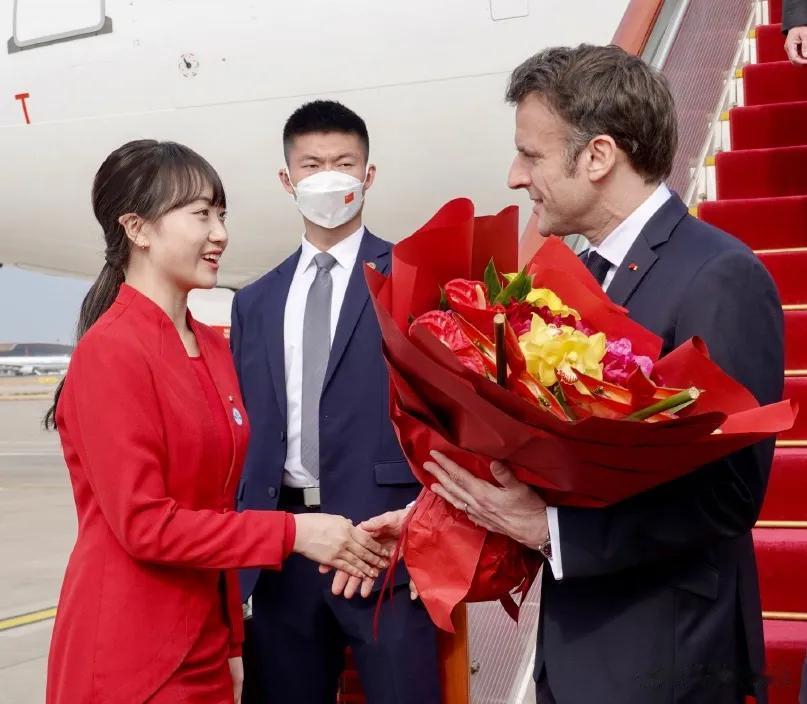 在机场给法国总统马克龙送花的红衣美女，火爆全网。
原来，她的身份是北京某个欧式高