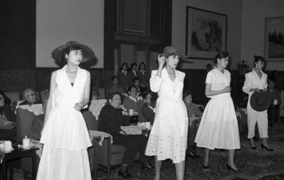 #历史那些事[超话]#这张照片拍摄于20世纪80年代，四个年轻漂亮的女人正在表演