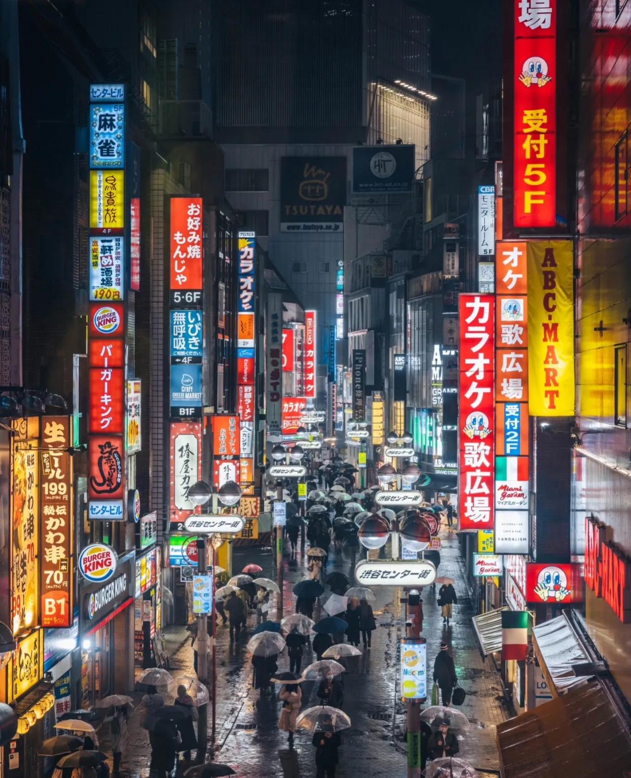 小日子的雨夜东京街拍，感受一下日风店招点缀下的夜景。 