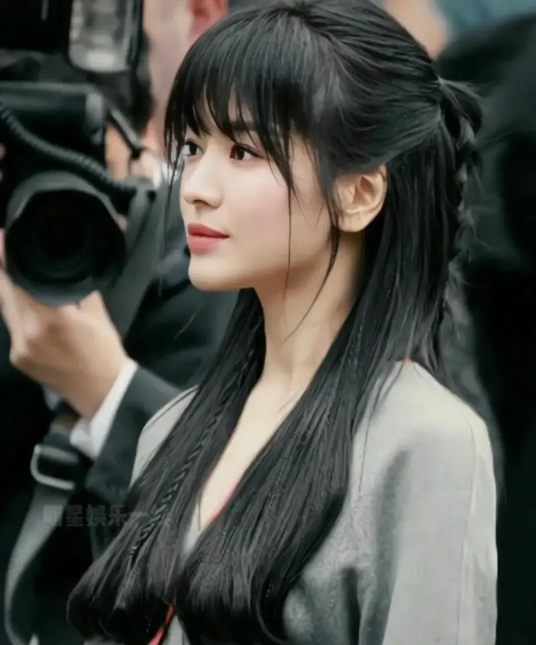 米兰时装周的宋慧乔颜值回春！看不出来已经四十多岁，目测是个三十左右的姐姐。

宋