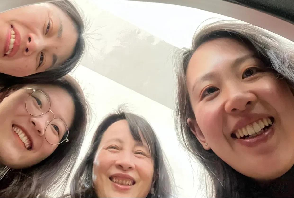 当我的崽从睡梦中醒来……
总会有四个大头围着他：你醒啦？
哈哈哈哈哈崽的视角，会