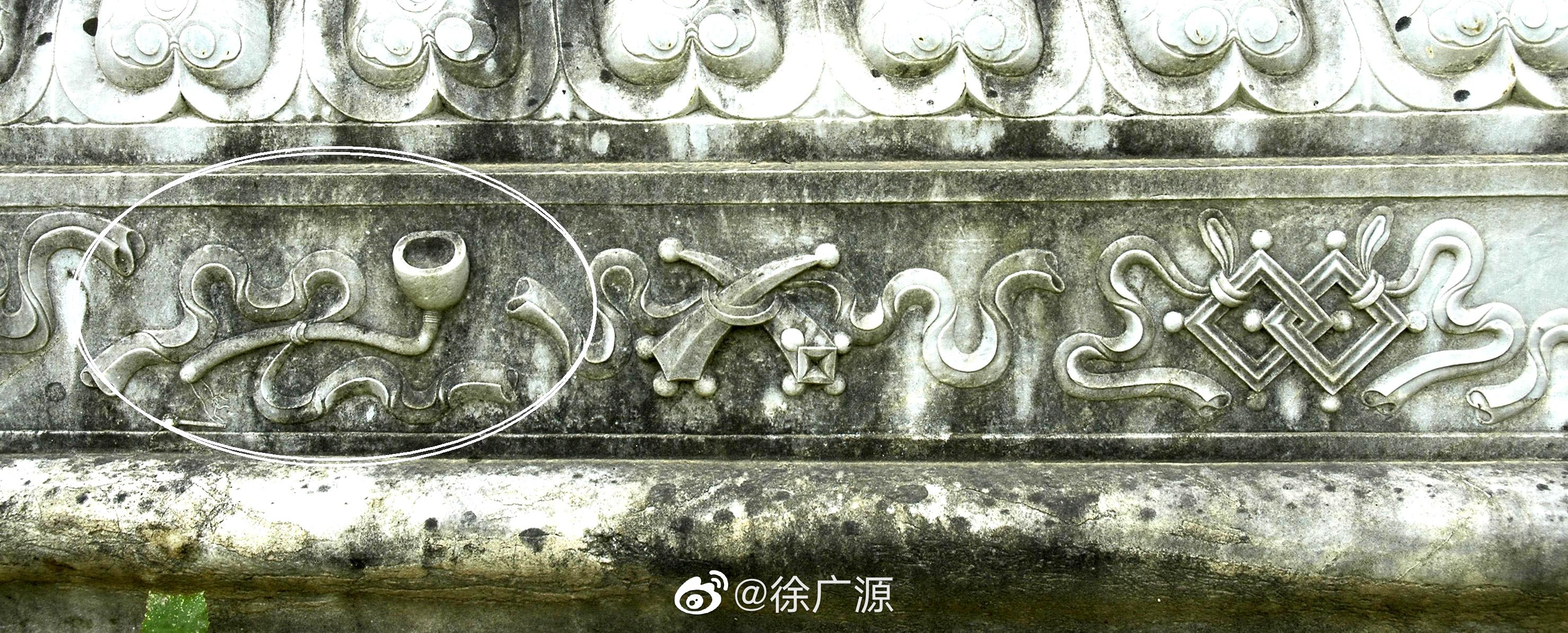 慕东陵石五供不仅是关内清陵中保存相对最完整的，而且也是雕刻最精美、细腻的。八宝、