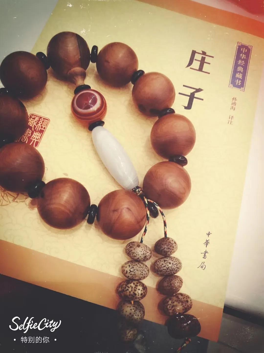 “大知闲闲，小知间间；大言炎炎，小言詹詹。其寐也魂交，其觉也形开。与接为抅，日以