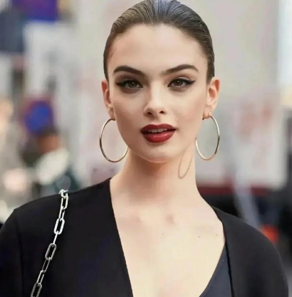 “地球球花”莫妮卡•贝鲁奇的女儿戴娃·卡塞尔，完美遗传了妈妈的高颜值，天使脸蛋，