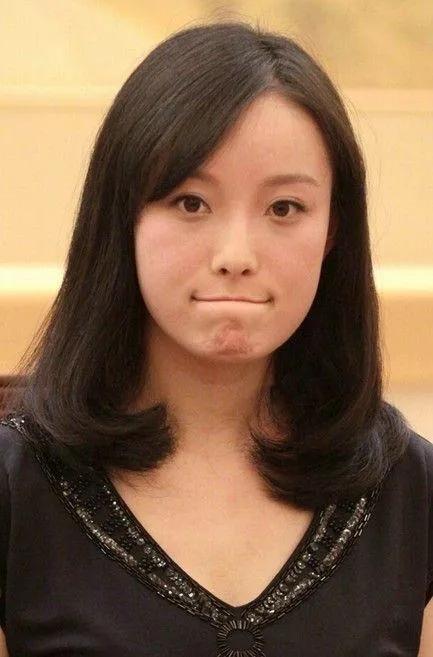 倪妮刚出道时的照片，那时候的她妆容很淡，模样清纯，下巴有点宽。
那时的倪妮五官不