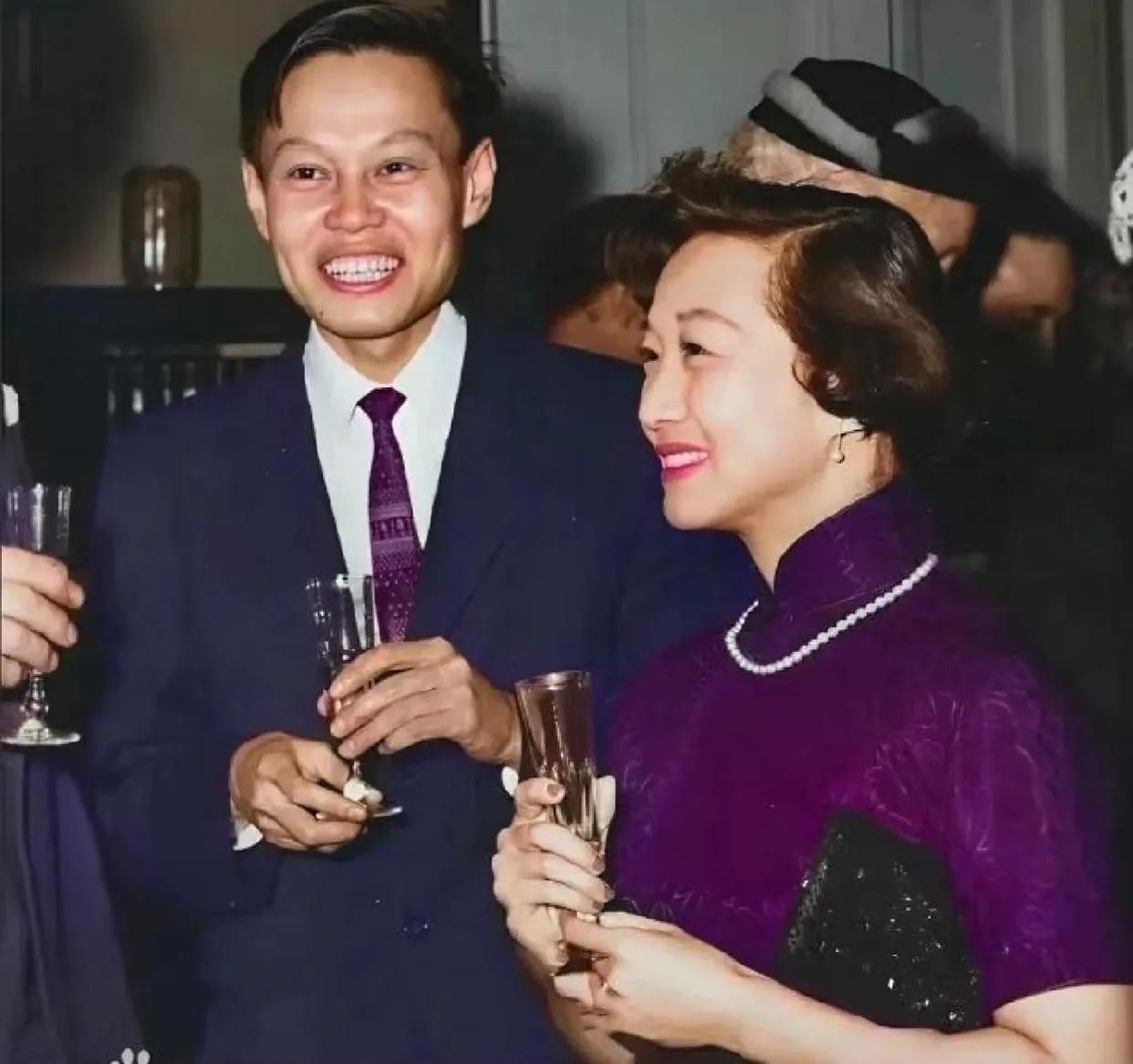 这是杨振宁与原配妻子杜致礼的珍贵合影，真的是郎才女貌啊！而杨振宁的夫人杜致礼也大