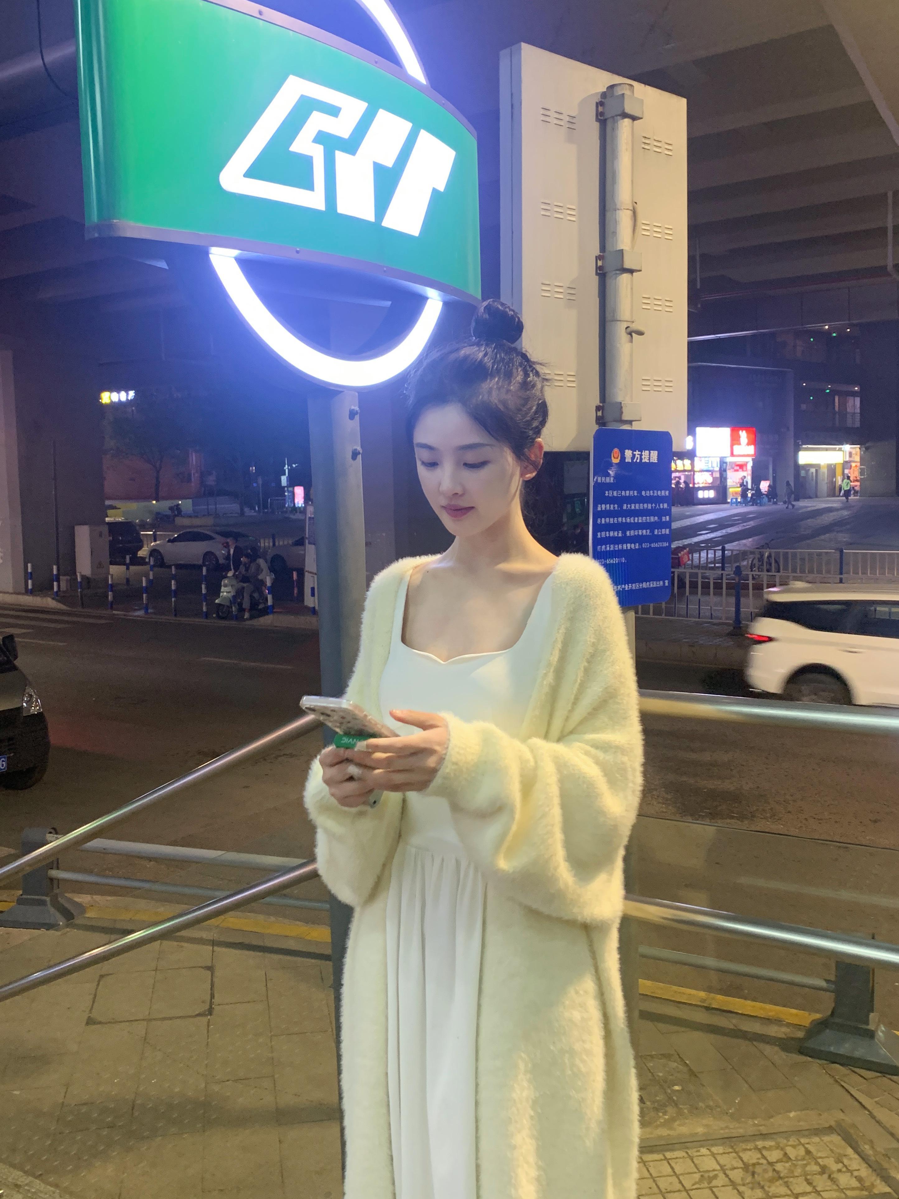 地铁站碰到了一个大美女大家帮我捞一捞！ ​​​