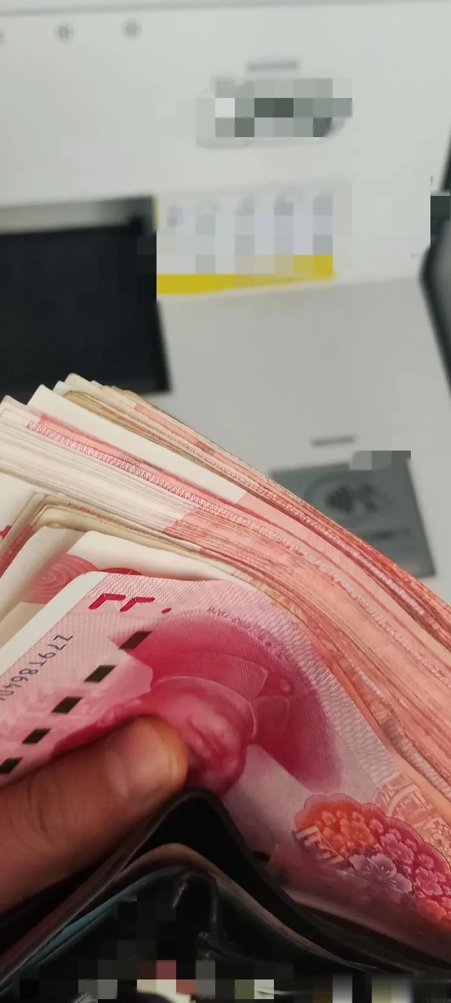昨天堂哥让我开车送他一家去县城，我想了想，然后找理由拒绝了。
我在市里上班，平常
