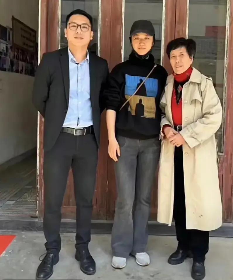 临近清明，汤唯回到了乐清老家。俗话说，“润二月，不上坟”，但是家乡的亲人们还是安