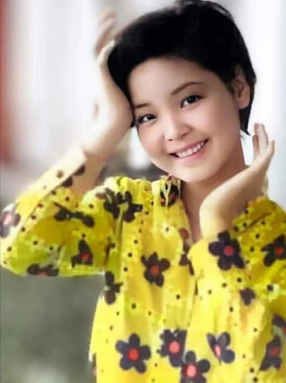 邓丽君虽然算不算惊艳，也算不上精致，但是气质优雅，再加上迷人的笑容，给人一种如沐