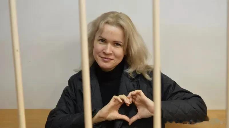 俄罗斯记者玛丽亚·波诺马连科 (Maria Ponomarenko) 因在社交网
