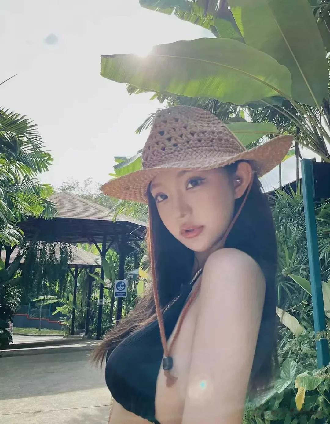 4月4日，八卦媒体曝光王思聪带两位美女外出大吃一顿的画面，怀疑他有了新女友。在曝