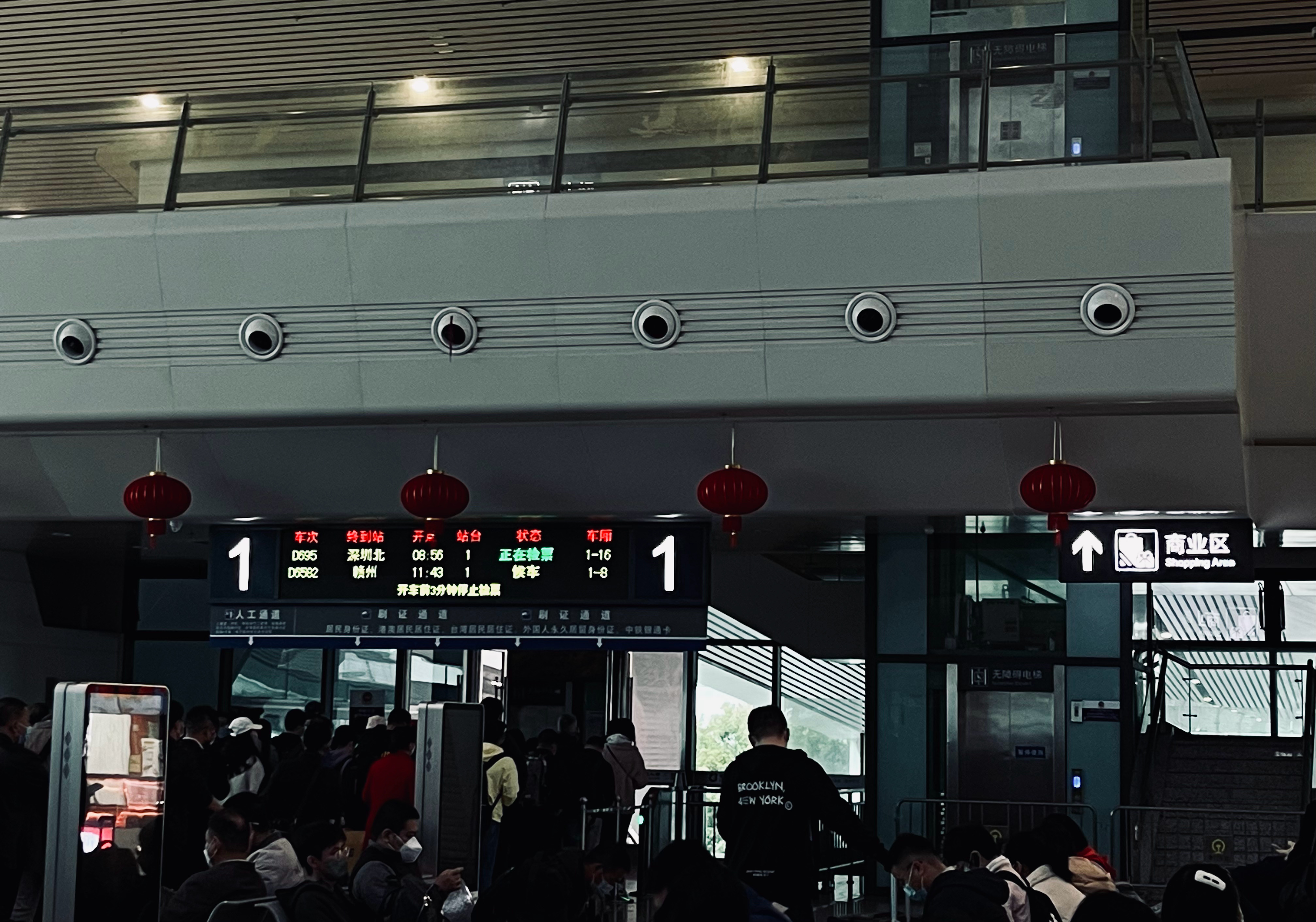 搞不明白，每次坐动车就很烦站里的无休止的人工广播📢~在这种智能化和科技化的时代