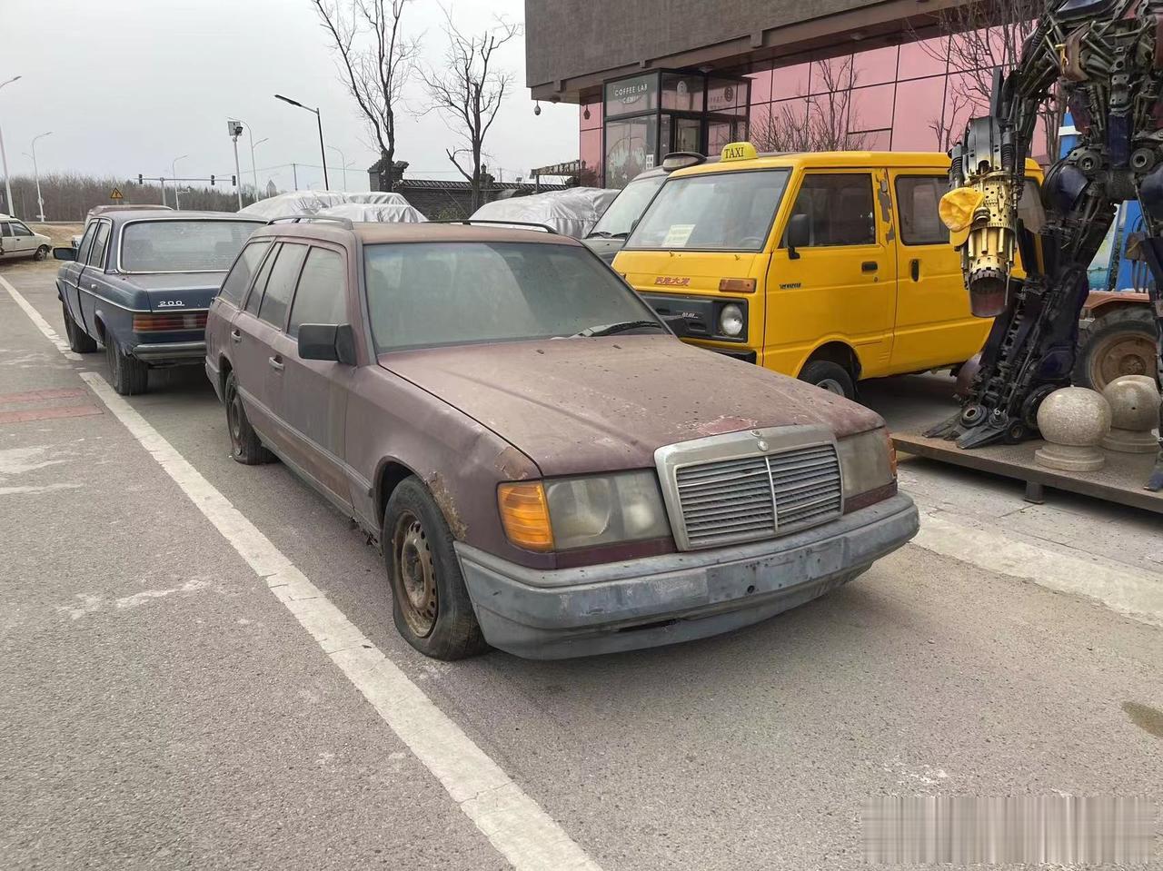 80年代的奔驰S123 200T瓦罐车，如今已经接近报废的状态