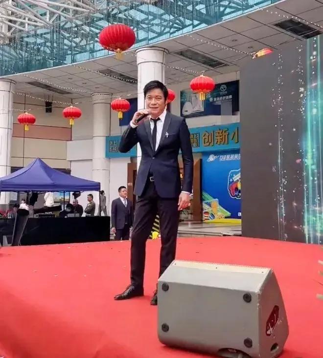很多网友说，昔日香港TVB一哥罗嘉良，怎么沦落到接这样的户外小商演？

其实这样