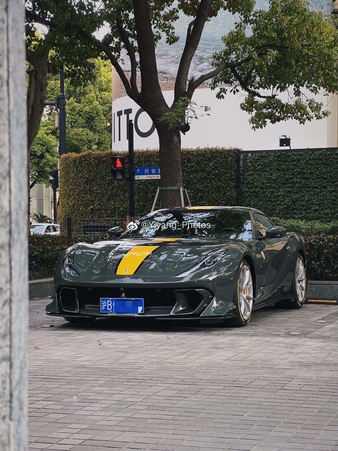 今天好天气之812 Competizione出街，还是第一次见到实车，真漂亮啊 