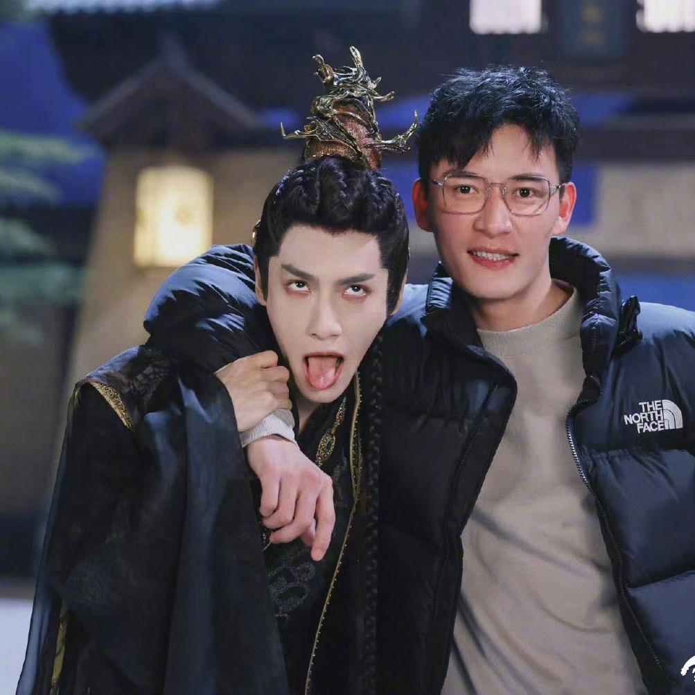 《长月烬明》演员罗云熙晒舌苔
近日罗云熙饰演的奇幻仙侠剧《长月烬明》可以说是大家