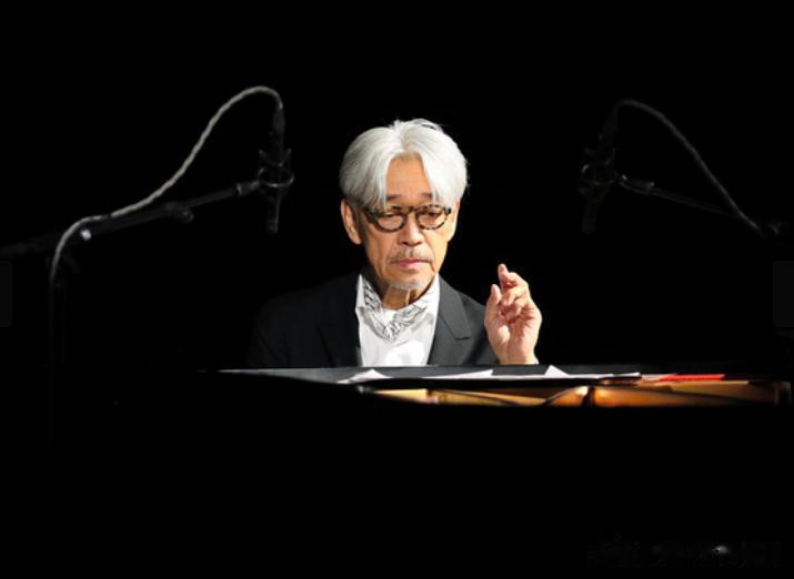 晚上正准备洗漱睡觉，突然发现坂本龙一逝世的新闻正大肆传播。
心里面顿觉一阵堵塞。