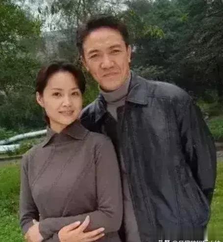 李幼斌身边的这个美女你熟悉吗？

她曾经是一名文艺兵。与毛阿敏、那英出自同门，做