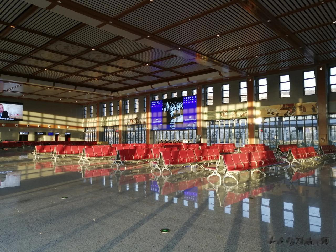 高铁迅速发展，但是有些小的县城由于车次较少，高档的大厅利用率非常的低。。一天也没