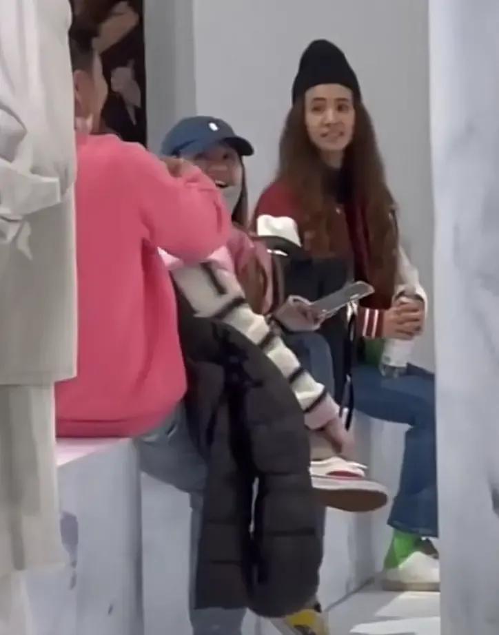 网友在米兰偶遇蔡依林，素颜的蔡依林又黑又瘦，和化妆后的形象差距太大。

女人三分