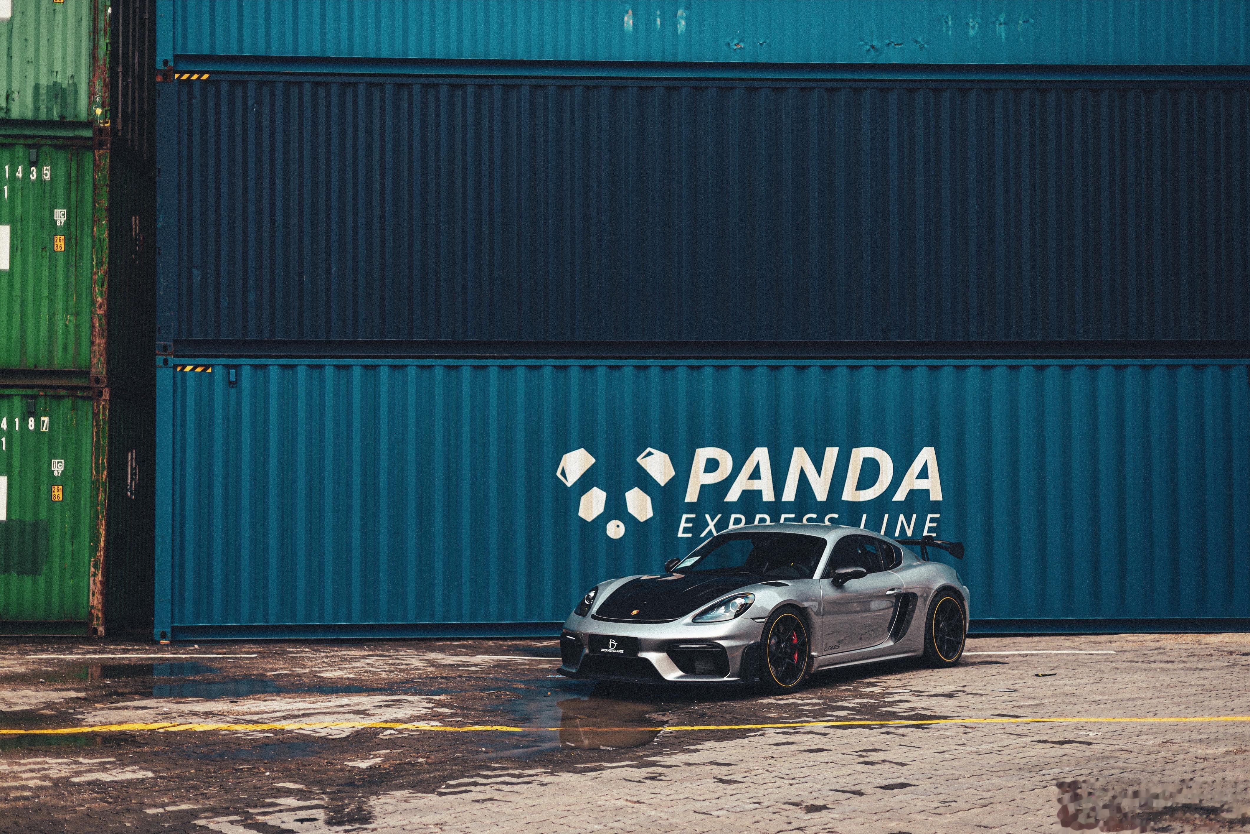 这是一台官方指导价200多万的718，它就是：保时捷718GT4RS Weiss