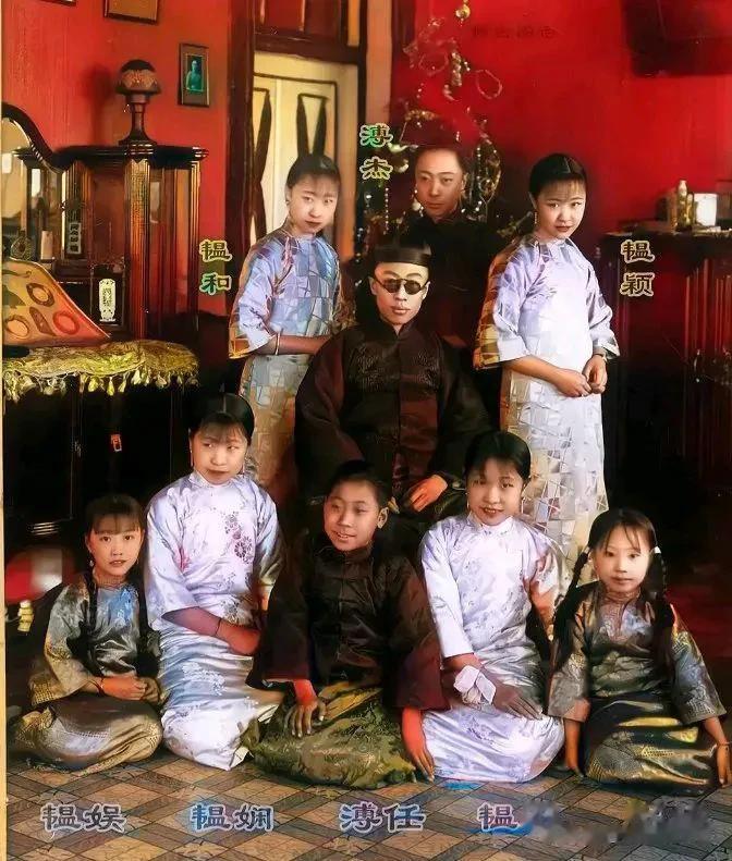 这张合照是1920年代末，天津的一次家庭聚会留下的珍贵照片，照片中的主角是末代皇