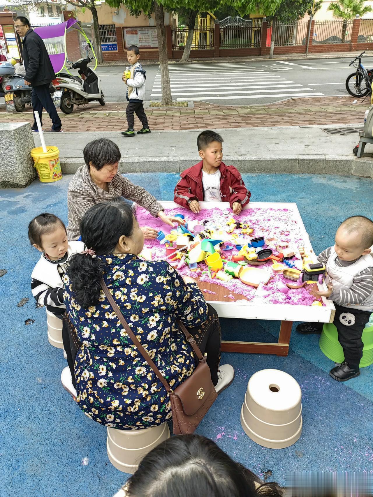 
最好的教育就是给孩子足够的陪伴。
周末，带着我家一岁多的宝宝来到了这个户外游