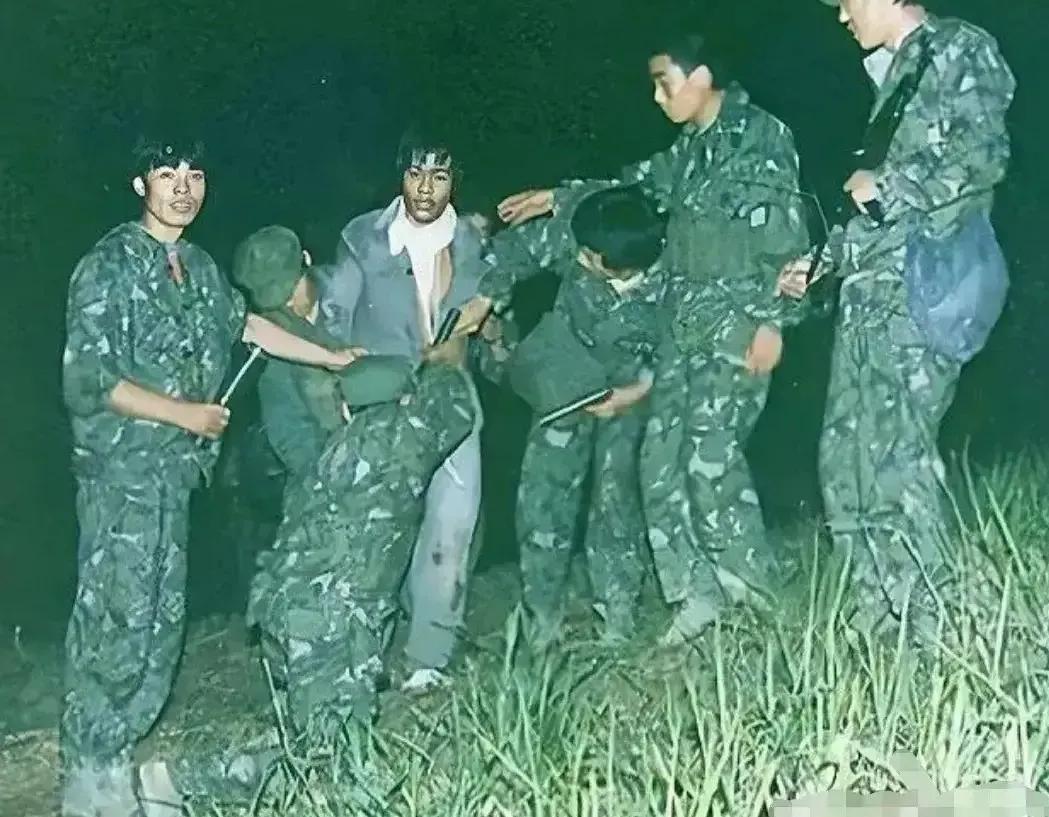 这张照‮拍片‬摄‮对于‬越‮卫自‬反击战中，照片‮这中‬位‮着穿‬便‮的装‬男‮