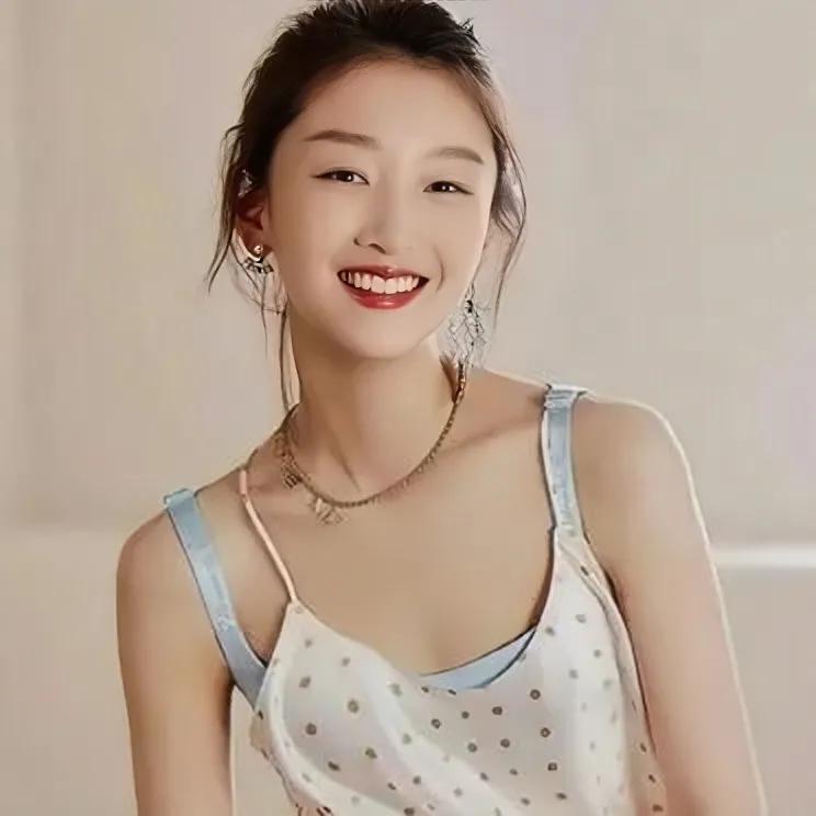 穿低胸衣的周冬雨，总感觉怪怪的，不仅没有美感，反而略显尴尬。
周冬雨清纯可人，是