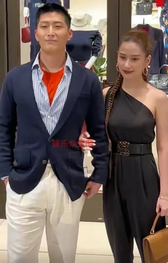 窦骁怎么变成这样了？衣品太差了，气质大变。

以前的窦骁阳光帅气，一笑露出大白牙