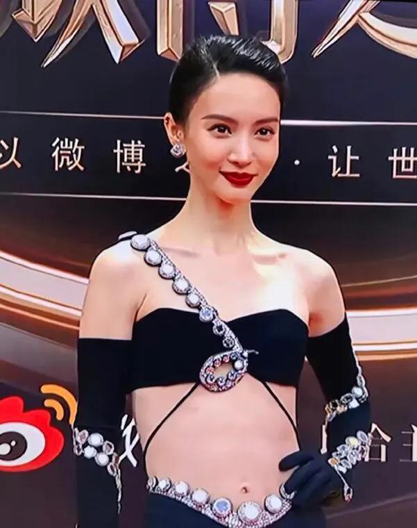 有时候适当的把缺点掩盖起来一下也是挺好的！不然这样的造型，不仅一点美感也没有，反