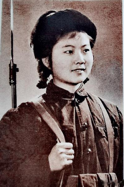 祝广大女性朋友们“三八”妇女节快乐！并附教员诗词一首：《七绝•为女民兵题照》飒爽