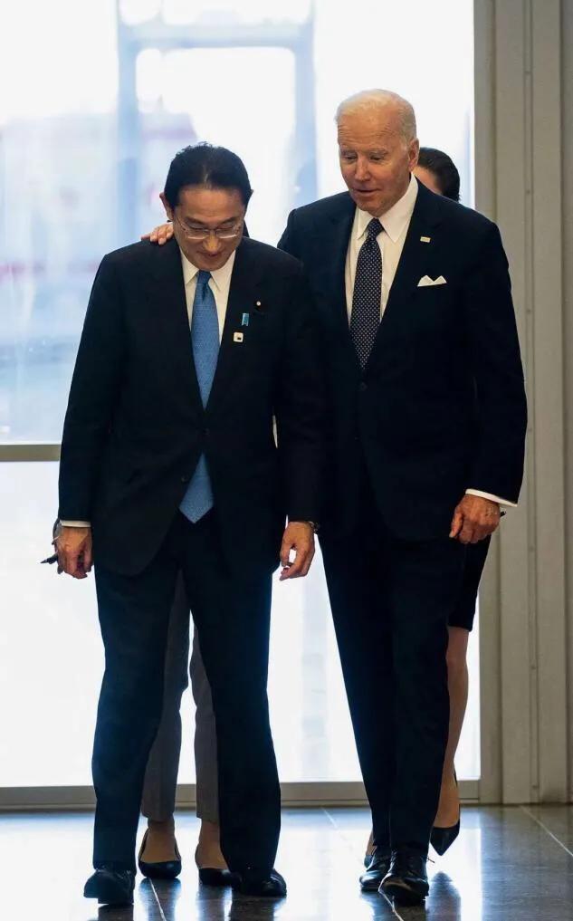 一个号称”最懂礼仪”的国家领导人，干了“最不懂礼仪”的糊涂事！日本首相岸田文雄的