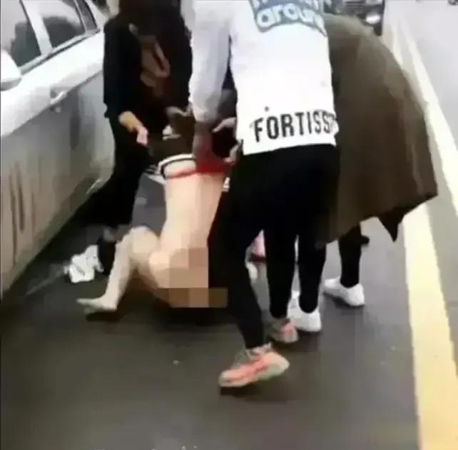 我从公司下班回家，经过一个小区，突然听到了一声尖叫，我赶紧走过去看看发生了什么事