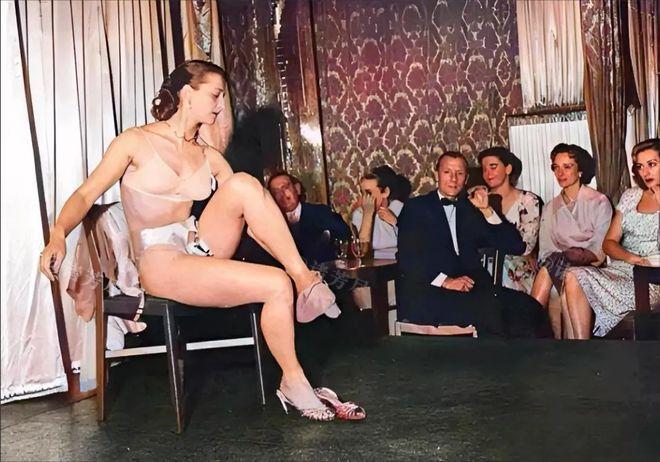1960年，美国，一位“脱衣舞娘”正在夜总会的舞台上整理自己的造型，台下的观众迫