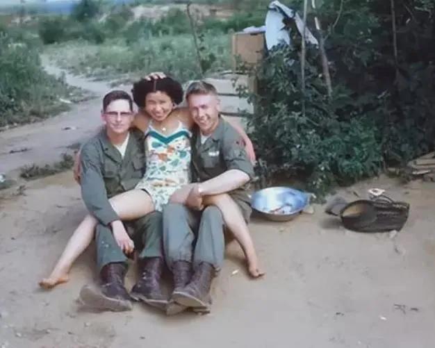 一女两男！轰动一时的南韩老照片

照片拍摄于1948年，在那个风气还没有那么开放