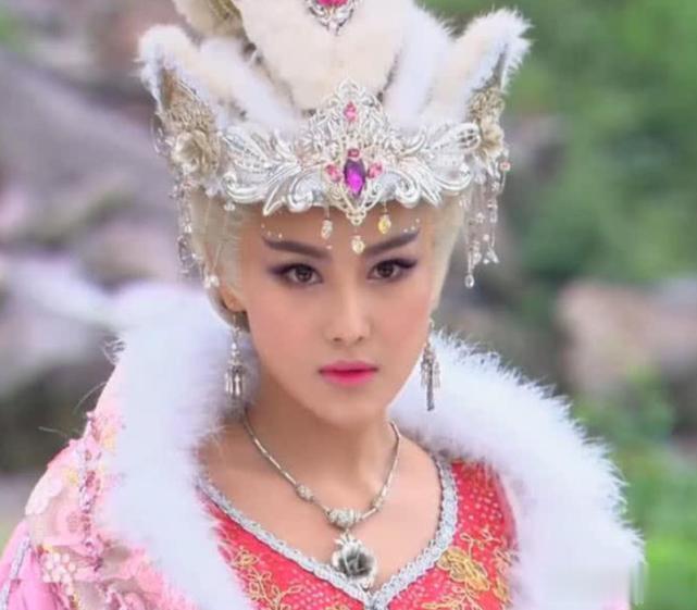 同样是扮演妲己，范冰冰靠头饰，王丽坤靠妆容，只有她原汁原味！
哈喽大家好啊，我是
