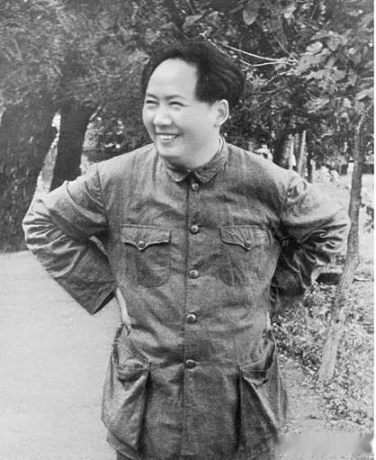 1942年4月某天，毛主席想约请作家塞克到自己的窑洞里聊聊文艺，没想到，塞克回话