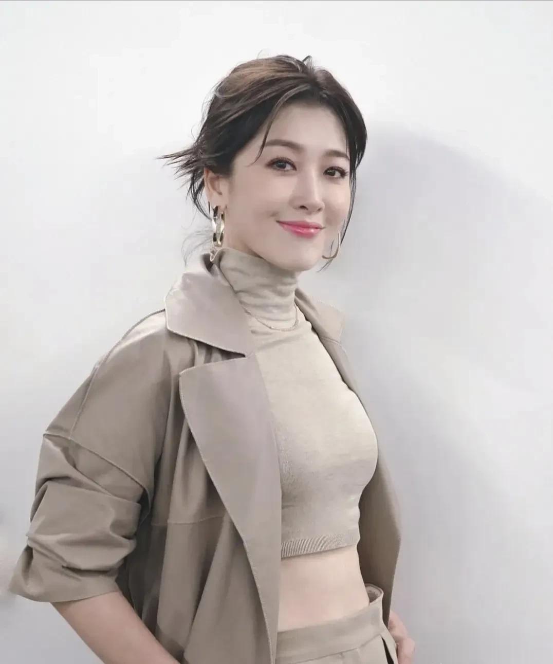 周丽淇虽然结婚生孩子了，但仍然美得不可方物，跟英皇女星阿Sa及卫诗雅这些后辈比起